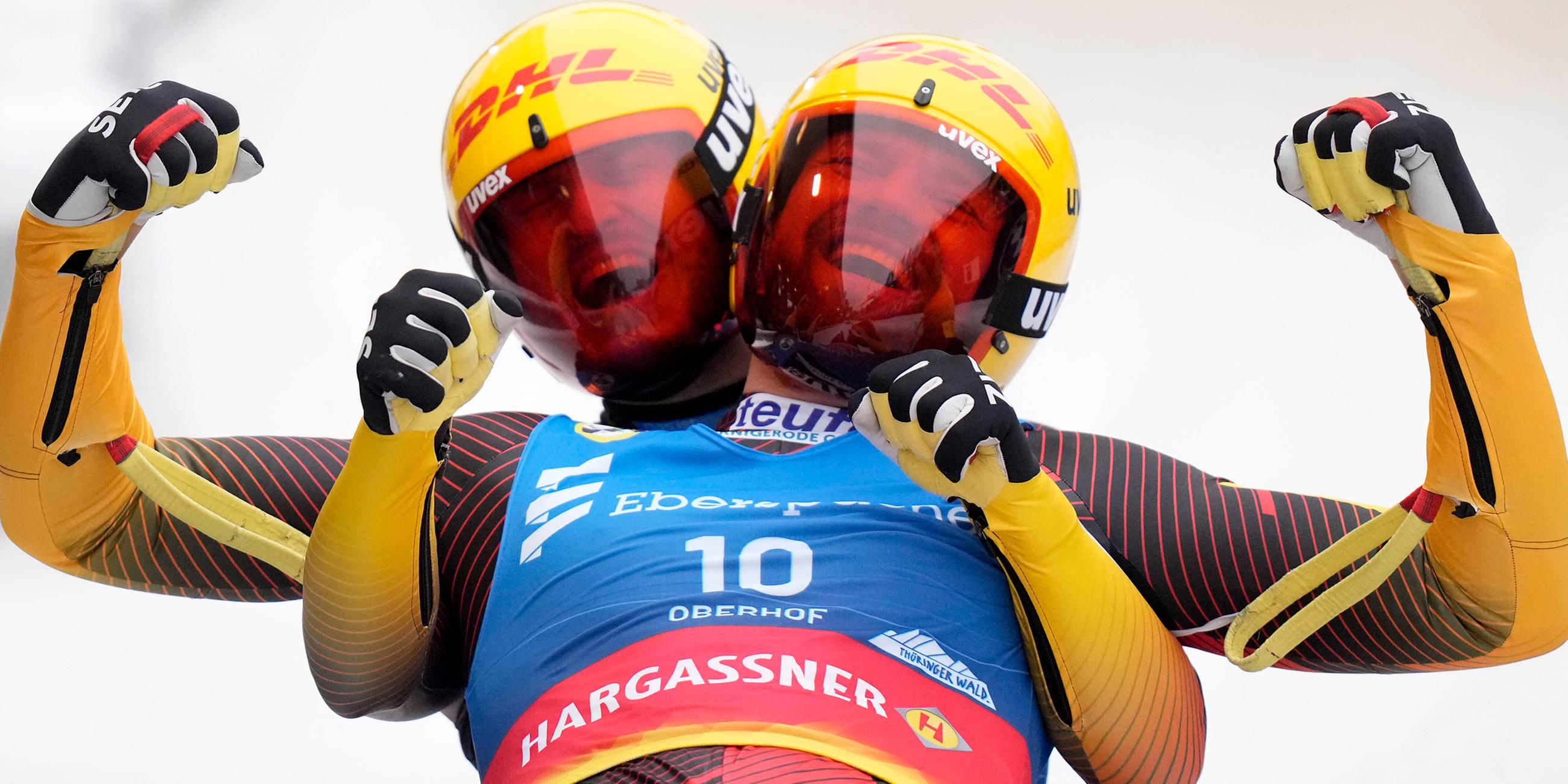Toni Eggert und Sascha Benecken aus Deutschland feiern den Sieg im Herren-Doppel bei den Rennrodel-Weltmeisterschaften am 28.01.2023 in Oberhof 