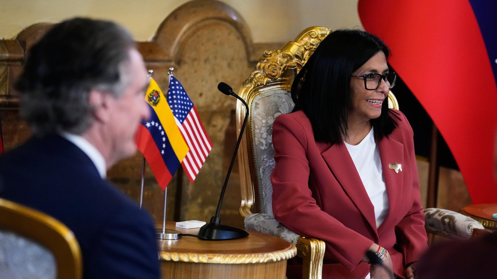 Venezuelas amtierende Präsidentin Delcy Rodriguez (r) und US-Innenminister Doug Burgum treffen sich im Präsidentenpalast Miraflores.