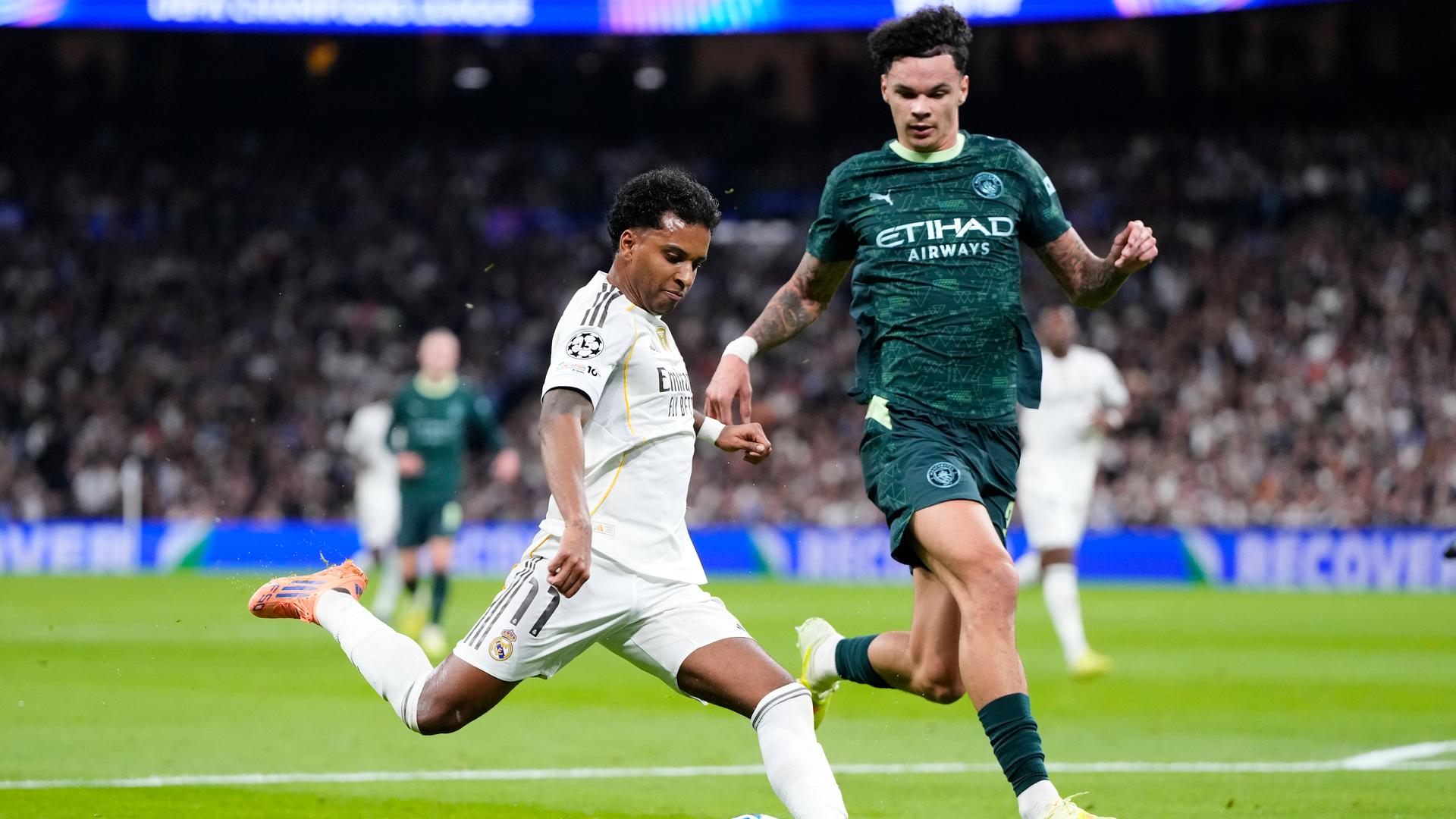 Madrids rechter Flügelspieler Rodrygo setzt zum Schuss an, während ihn Manchester Citys Verteidiger Nico O'Reilly nicht mehr davon abhalten kann.