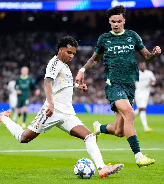 Madrids rechter Flügelspieler Rodrygo setzt zum Schuss an, während ihn Manchester Citys Verteidiger Nico O'Reilly nicht mehr davon abhalten kann.