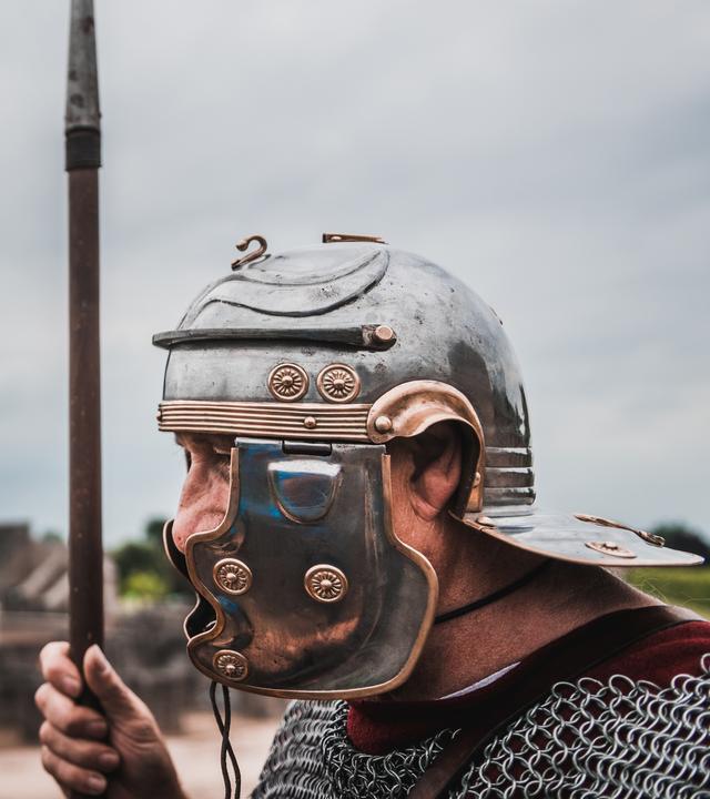 Ein als römischer Legionär verkleideter Mann