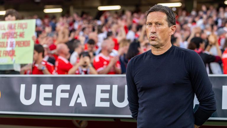 Benfica Lissabons Trainer Roger Schmidt beobachtet konzetriert die Europa League Partie gegen Olympique Marseille