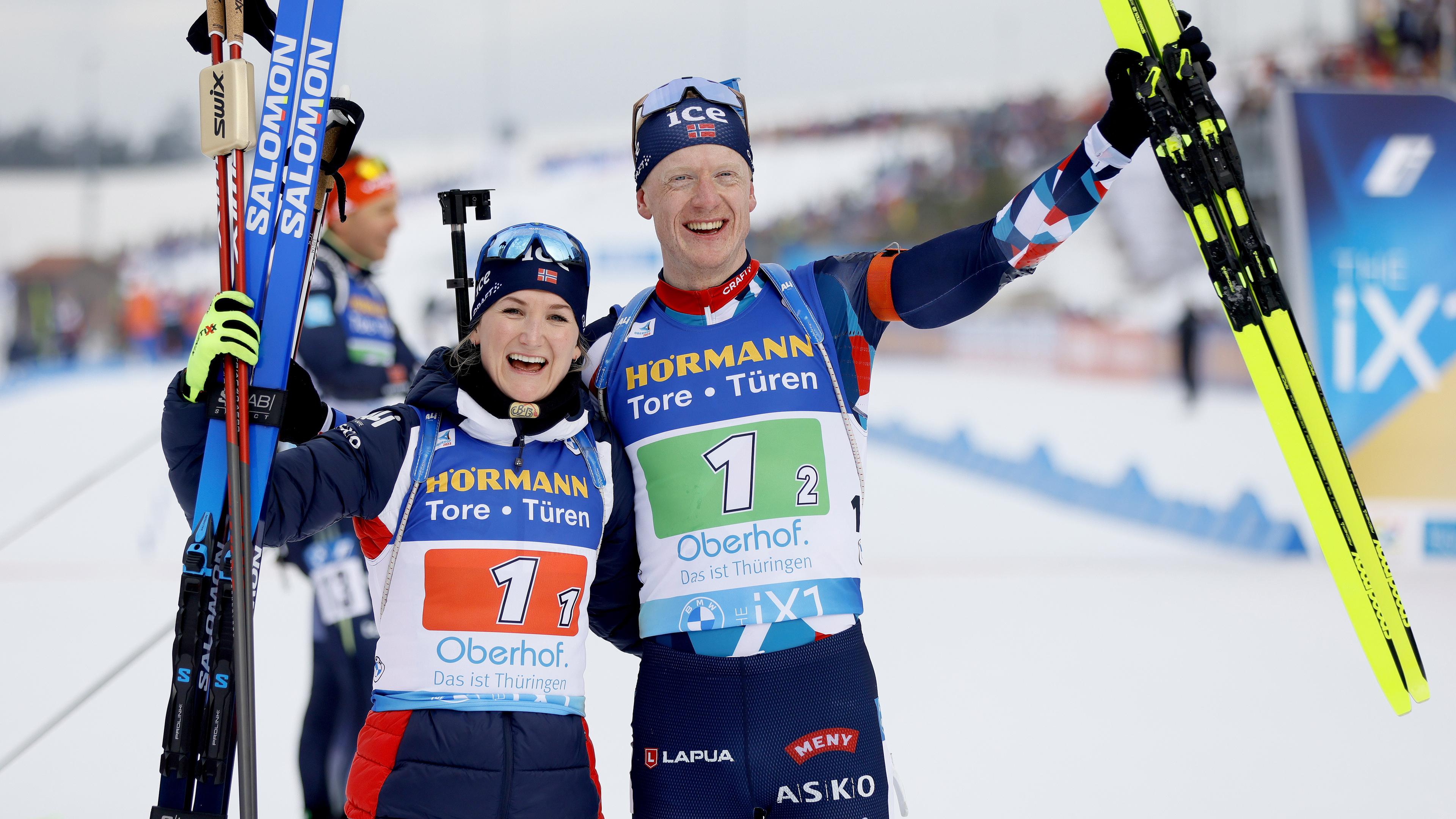 Norwegens Marte Olsbu Roiseland und Johannes Thingnes Bo feiern ihren WM-Sieg in der Single-Mixed-Staffel