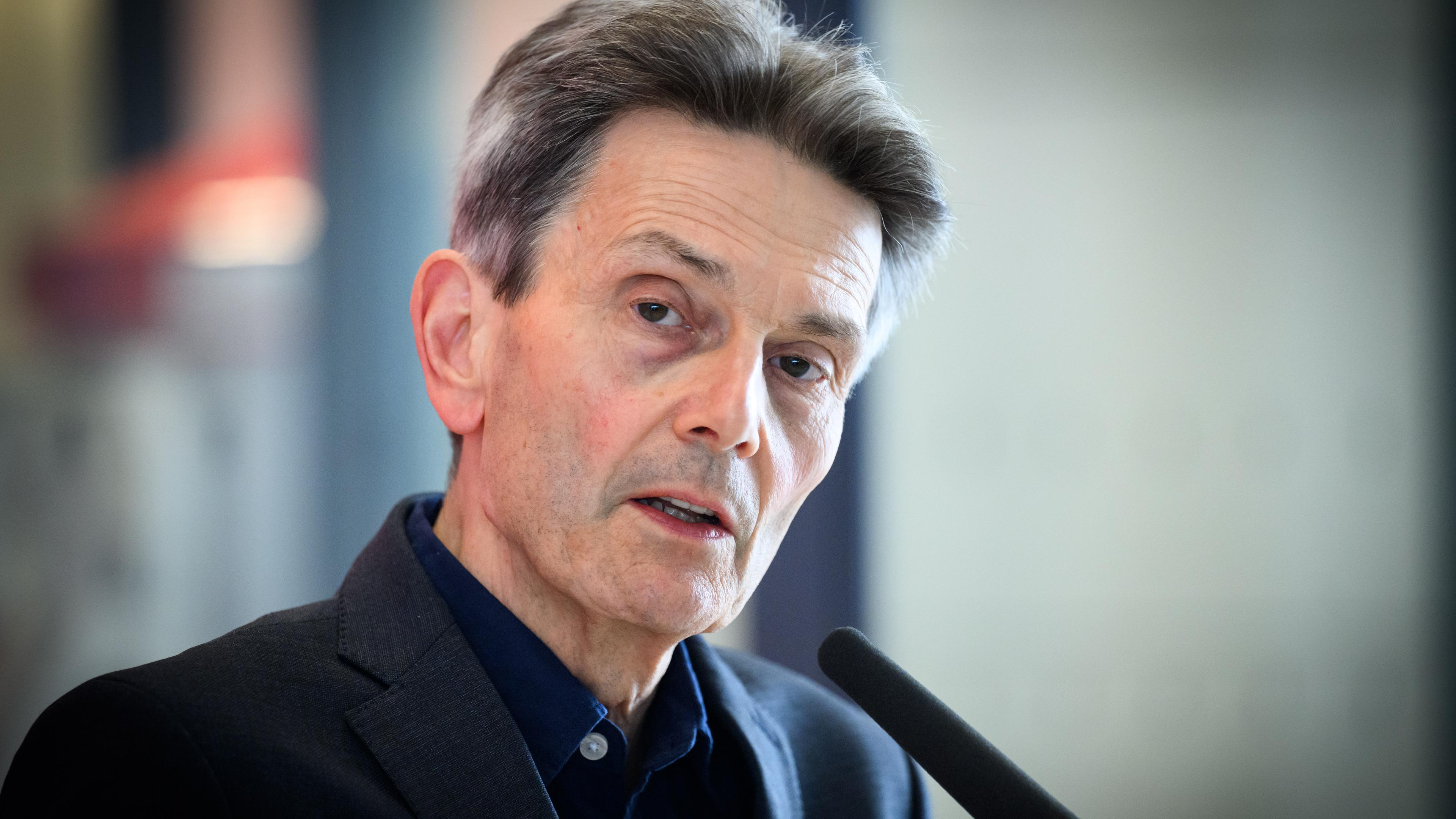 Rolf Mützenich, Vorsitzender der SPD-Bundestagsfraktion spricht in ein Mikrofon