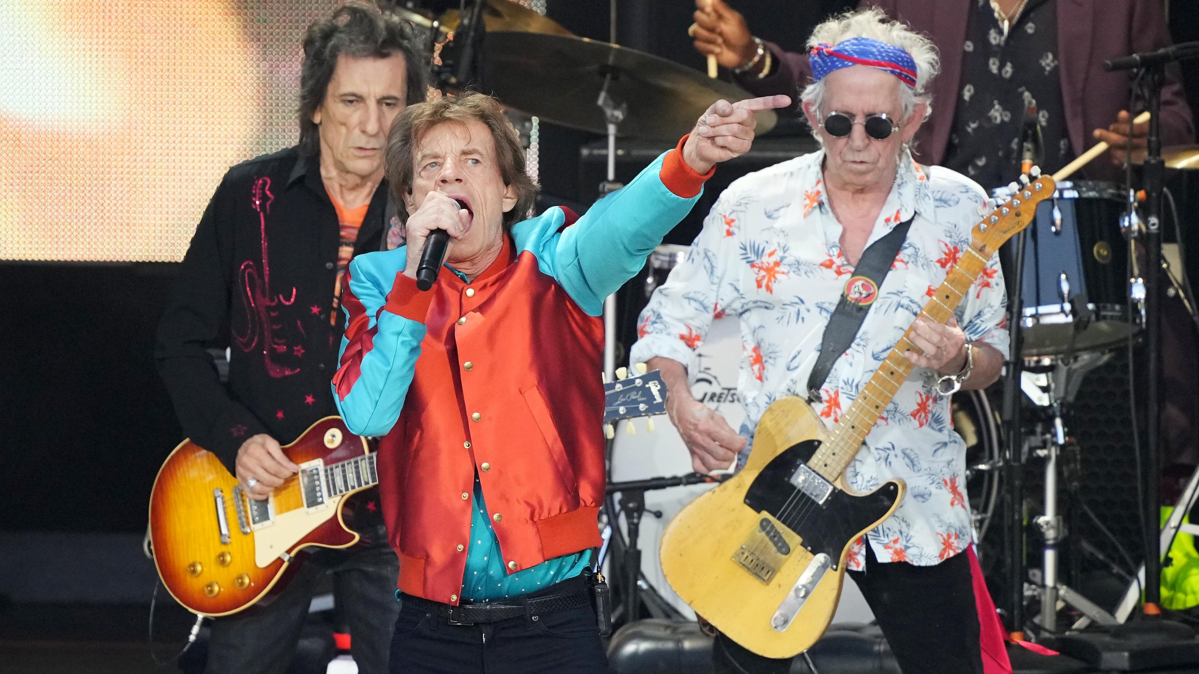 Ron Wood (l-r), Mick Jagger und Keith Richards von der Band Rolling Stones performen während der Jubiläumstour «Sixty» beim Beginn des Konzerts auf der Berliner Waldbühne