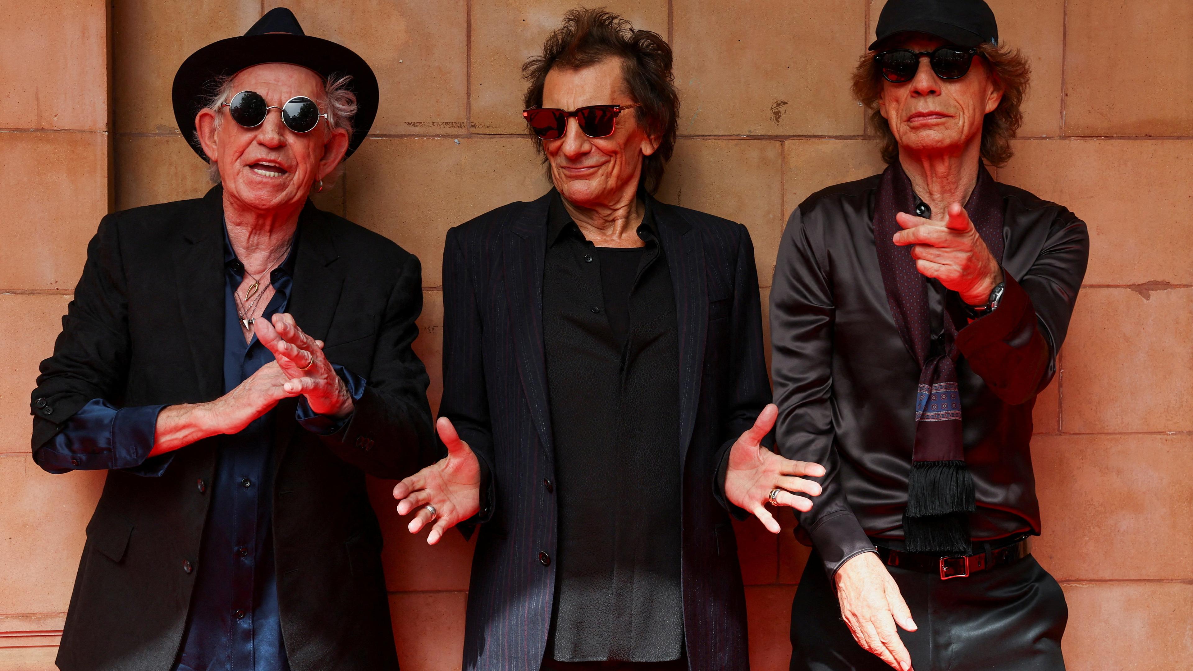 Die Bandmitglieder der Rolling Stones posieren anlässlich ihres kommenden Albums an einer Mauer.