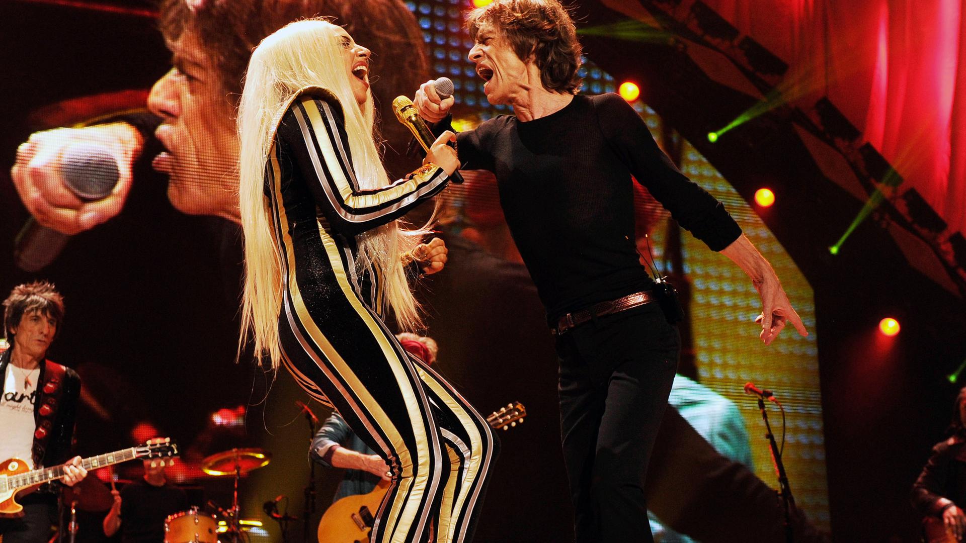 Lady Gaga und Mick Jagger singend auf der Bühne