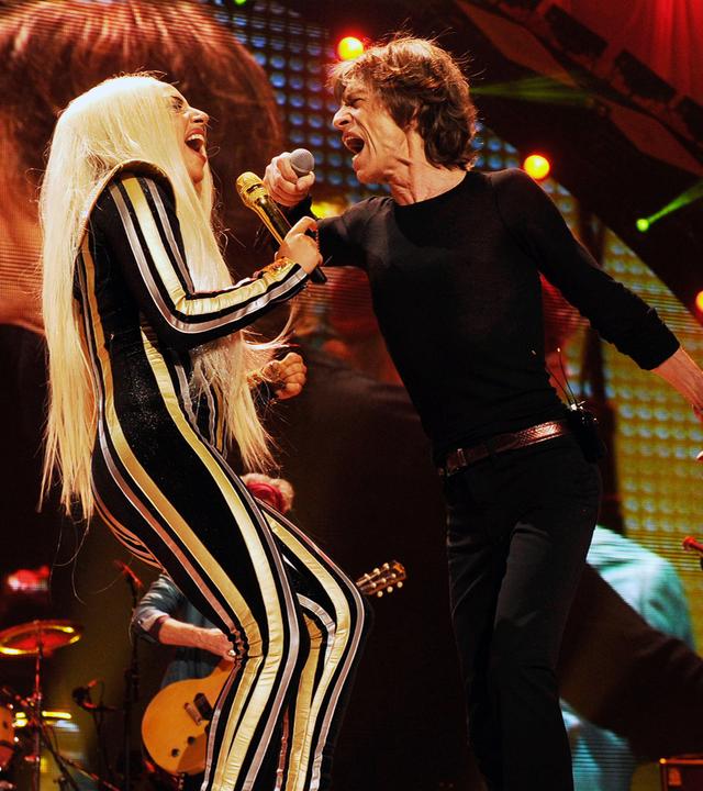 Lady Gaga und Mick Jagger singend auf der Bühne