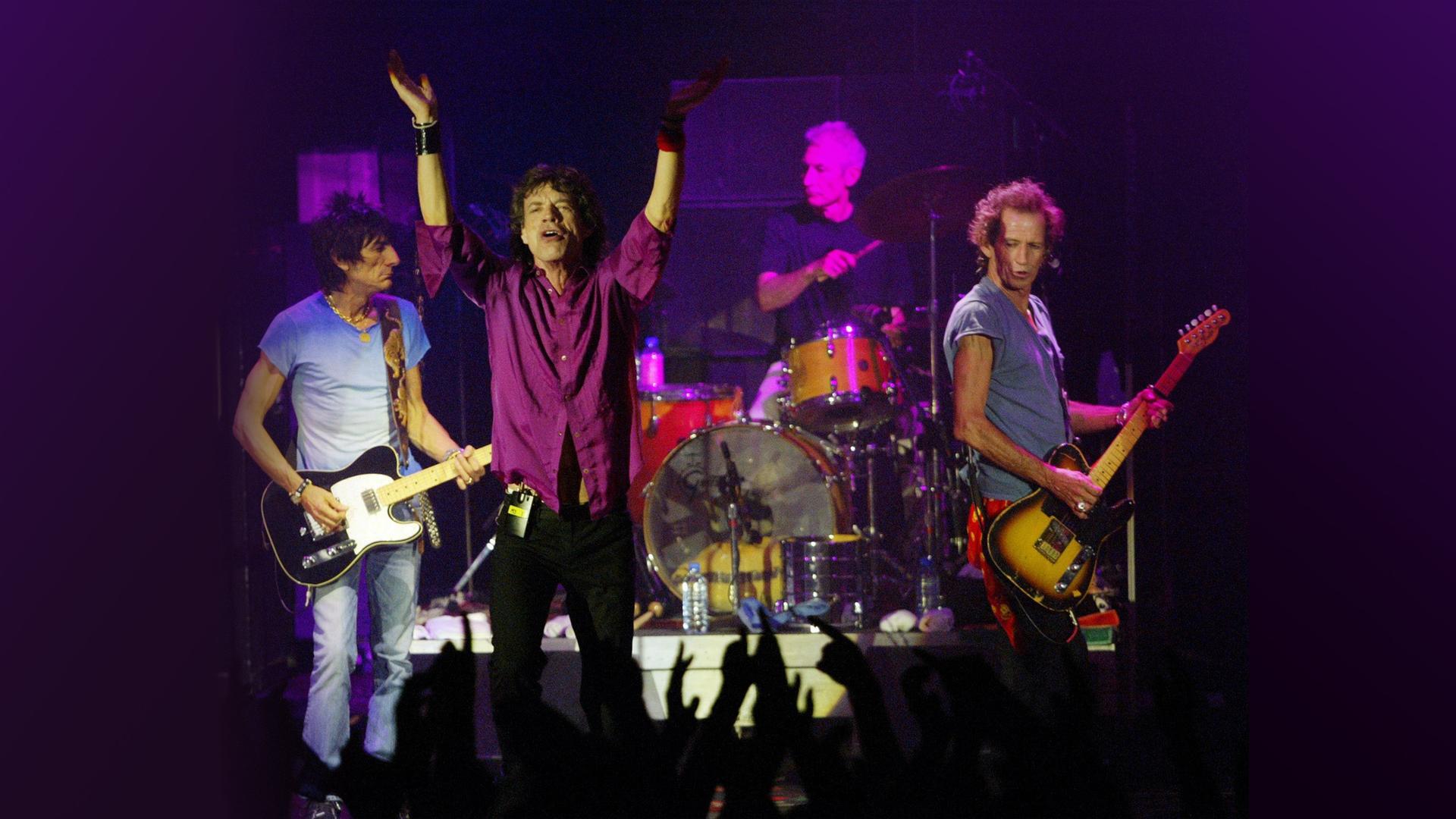 The Rolling Stones performen auf der Bühne.