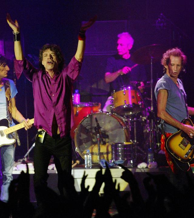 The Rolling Stones performen auf der Bühne.