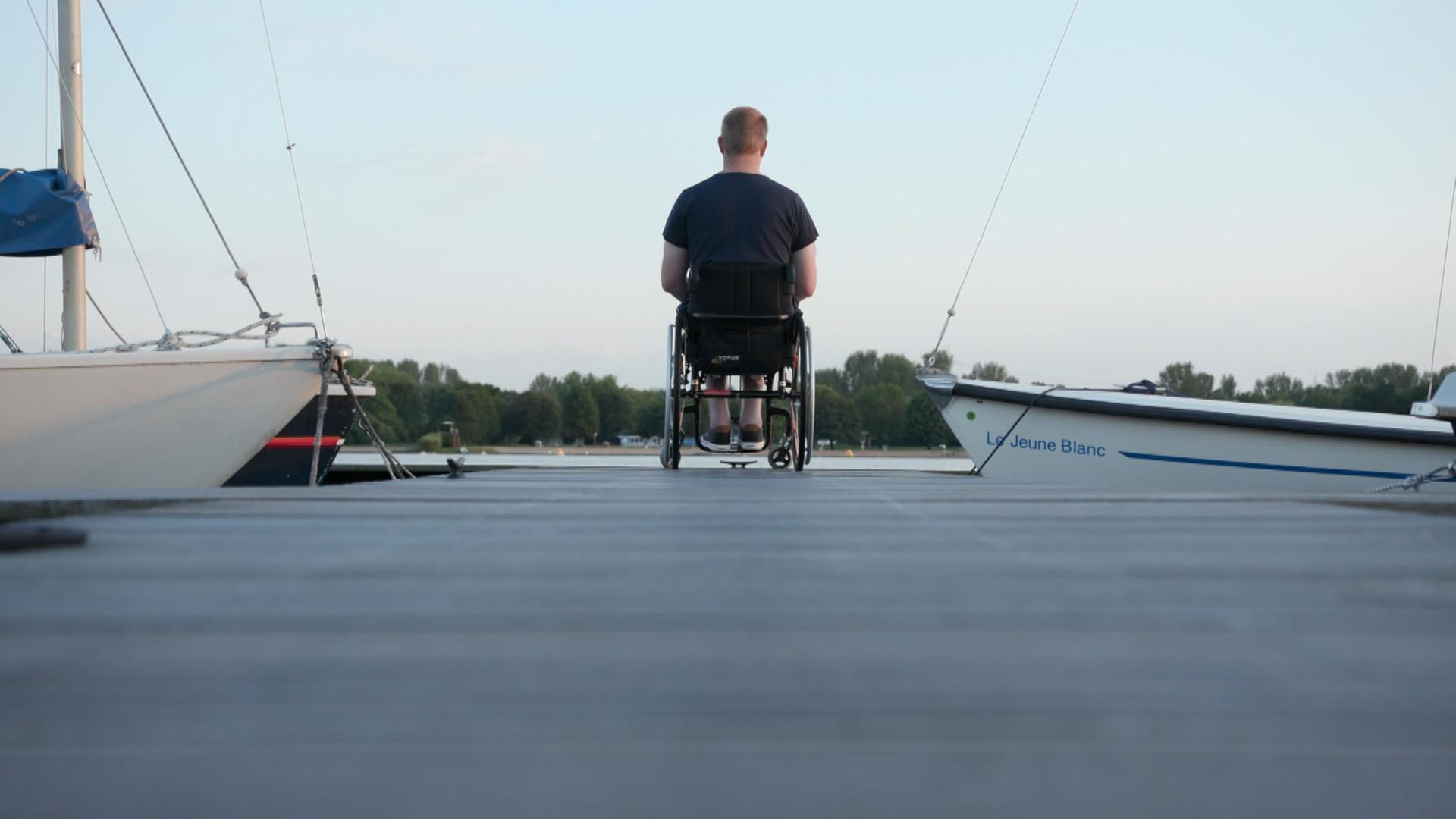 Seit seinem Schlaganfall sitzt Karsten Voß in einem Rollstuhl. Seine Geschichte nutzt er, um andere Menschen zu motivieren, nicht aufzugeben.