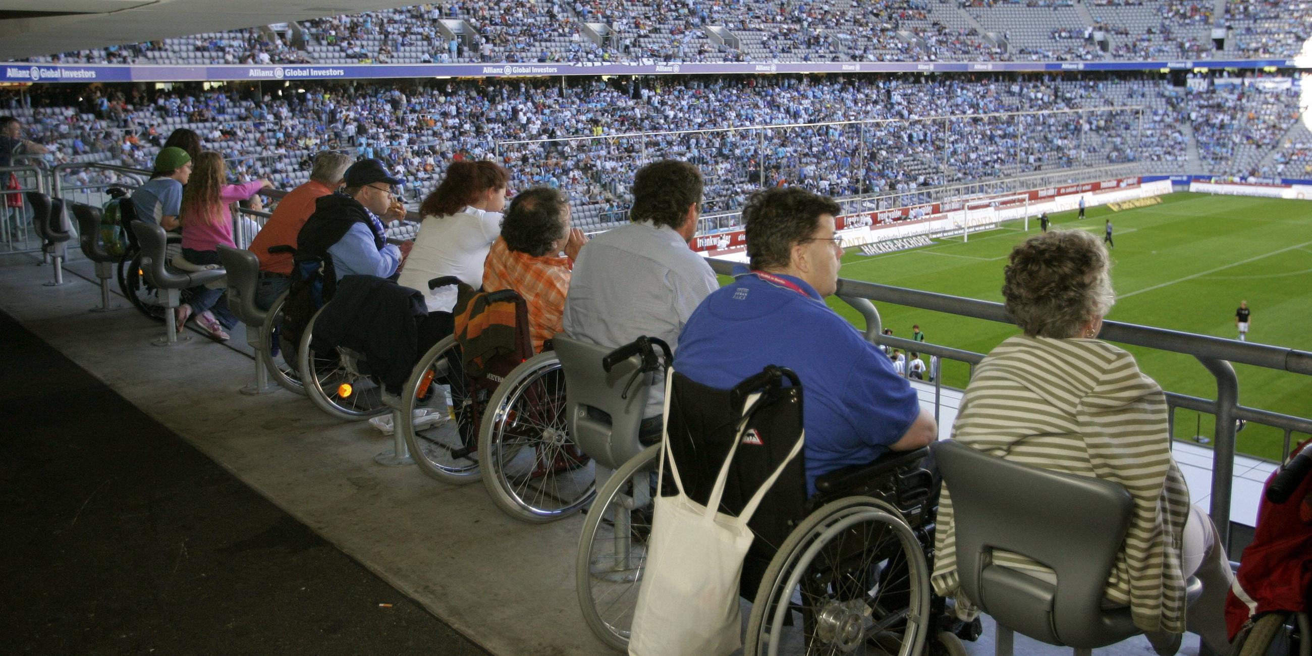Fans auf der Rollstuhltribüne in der Allianz Arena, Archivbild