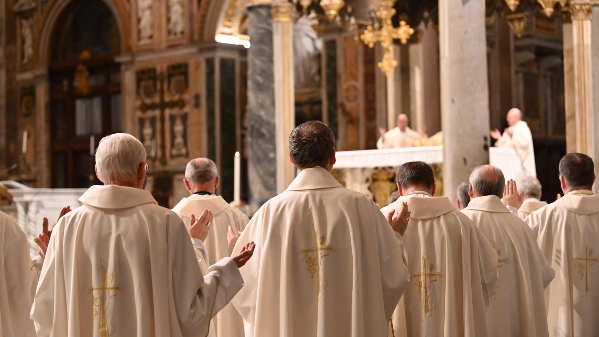  Italien, Rom: Deutsche Bischöfe stehen während einer Messe in der in der Erzbasilika San Giovanni in Laterano.