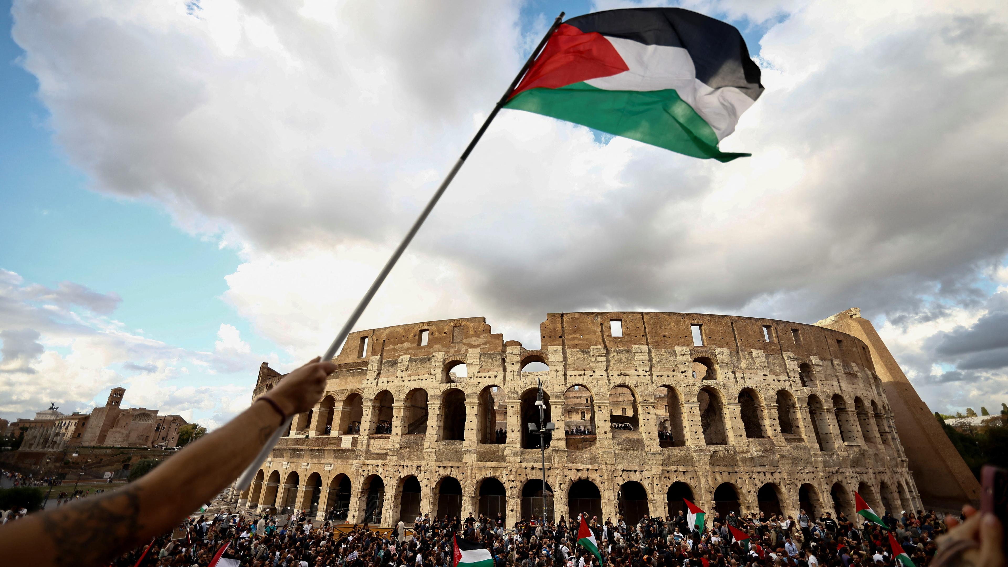 Vor dem Colosseum in Rom haben sich tausende Menschen versammelt, um Solidarität gegenüber den Palästinensern im Gazastreifen zu zeigen.