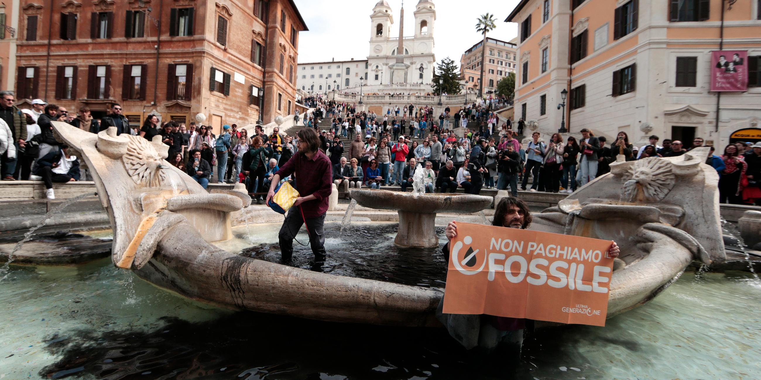 Umwelt-Aktivisten kippen Schwarze Frabe in den ''Fontana della Barcaccia'' in Rom.