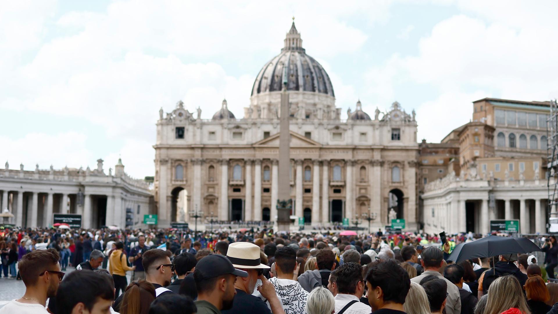 Fila per salutare la salma di Papa Francesco prima che la piazza chiuda alle 17.30 - Citt del Vaticano