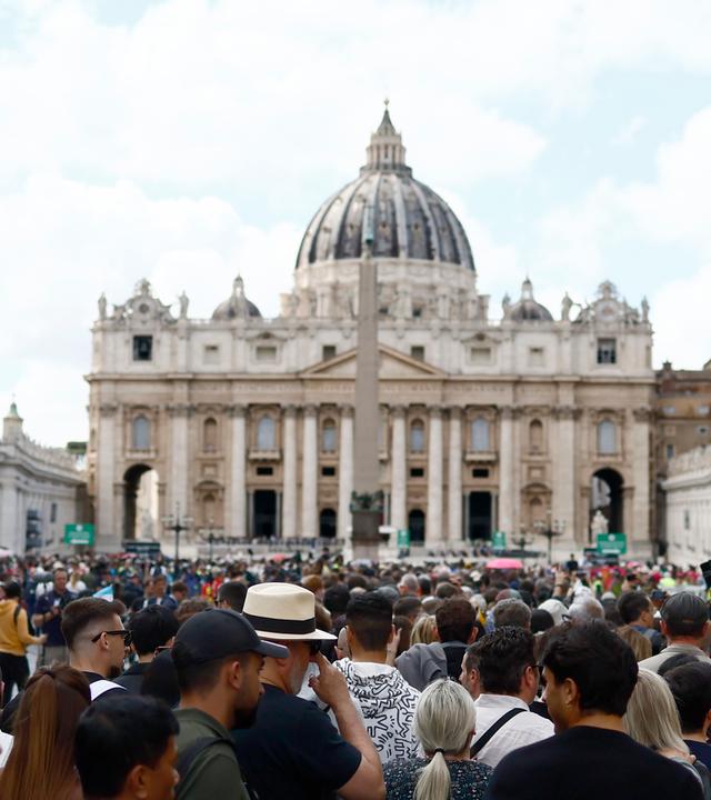 Fila per salutare la salma di Papa Francesco prima che la piazza chiuda alle 17.30 - Citt del Vaticano