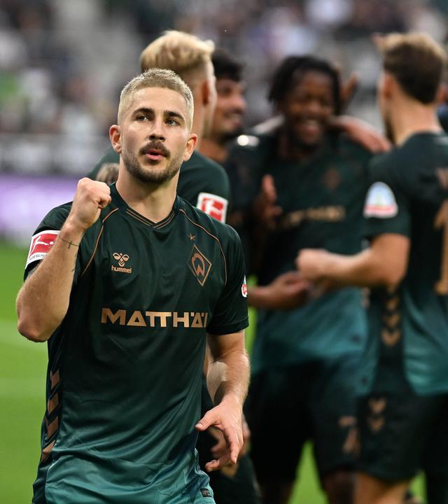 Romano Schmid ( Werder Bremen ) jubelt.
