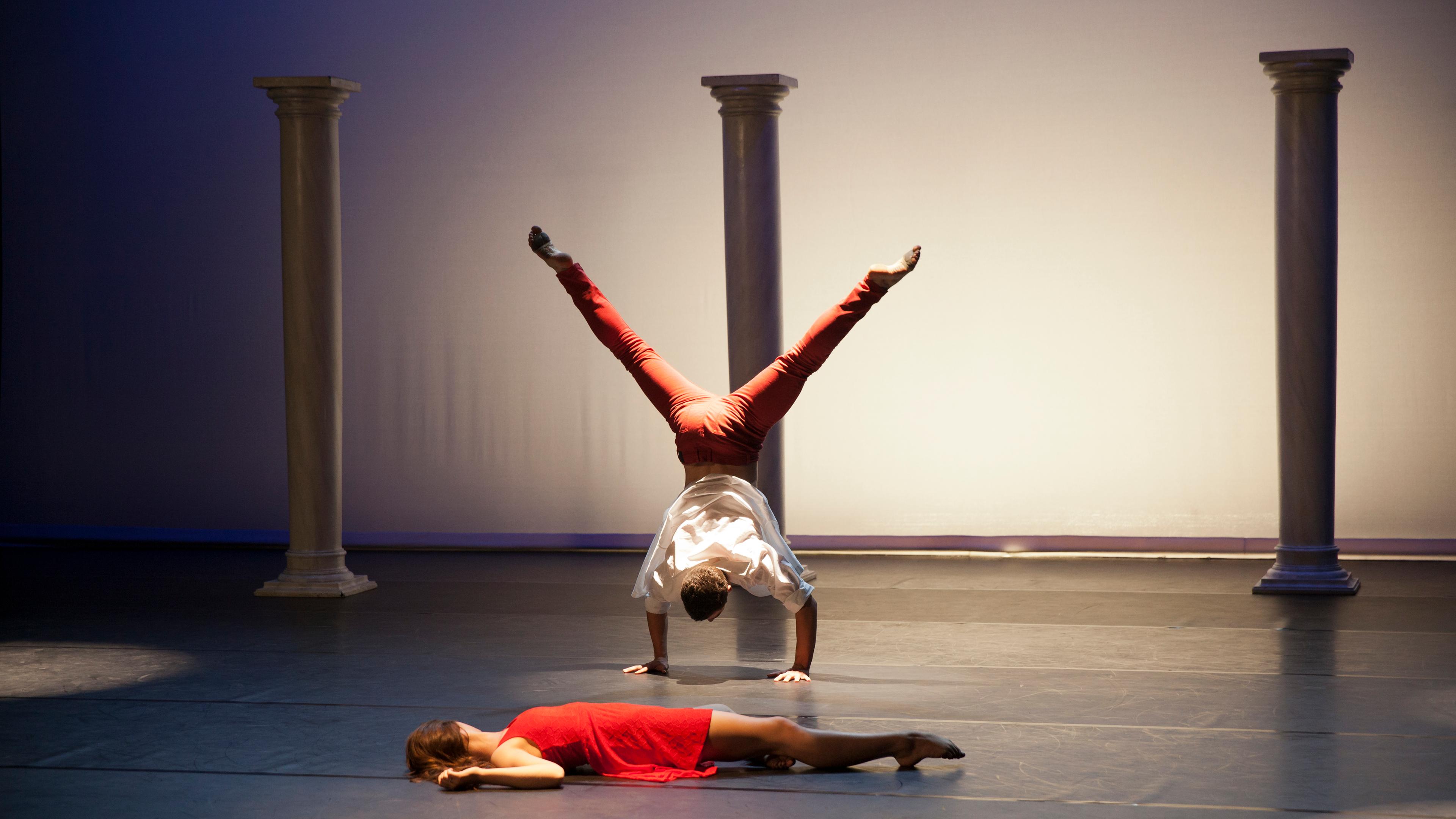 Ben und Tara tanzen Romeo und Julia. Ben steht dabei auf seinen Händen, Tara liegt am Boden.