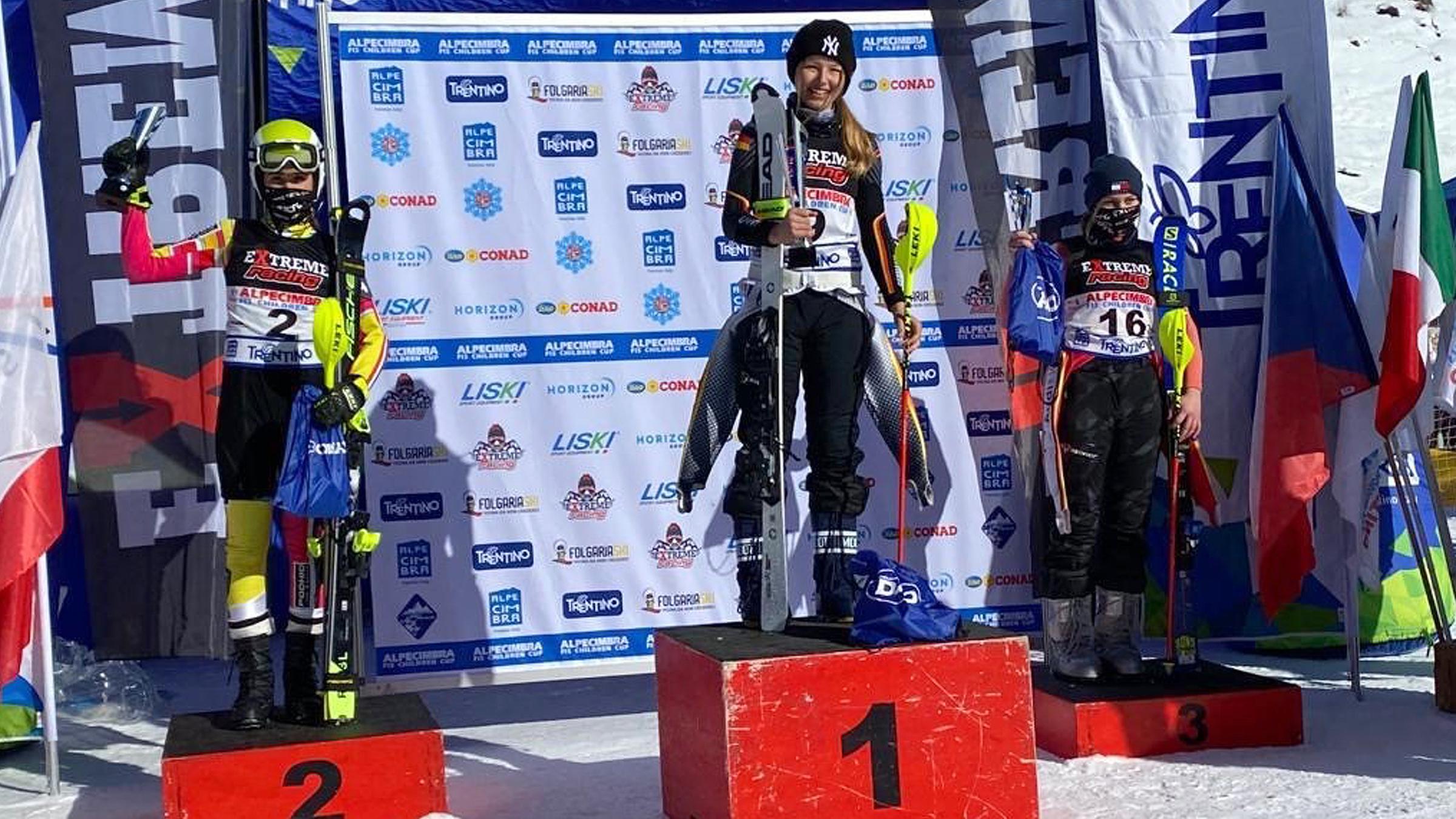 Ski Alpin: Romy Ertl gewinnt ein Nachwuchsrennen und steht oben auf dem Podest.