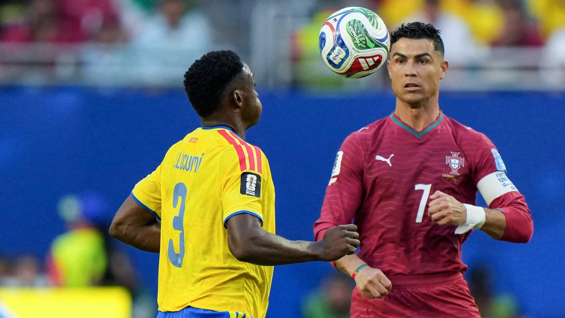 Der kolumbianische Nationalspieler Jhon Lucumi geht engagiert vor seinem portugiesischen Kontrahenten Christiano Ronaldo zum Ball