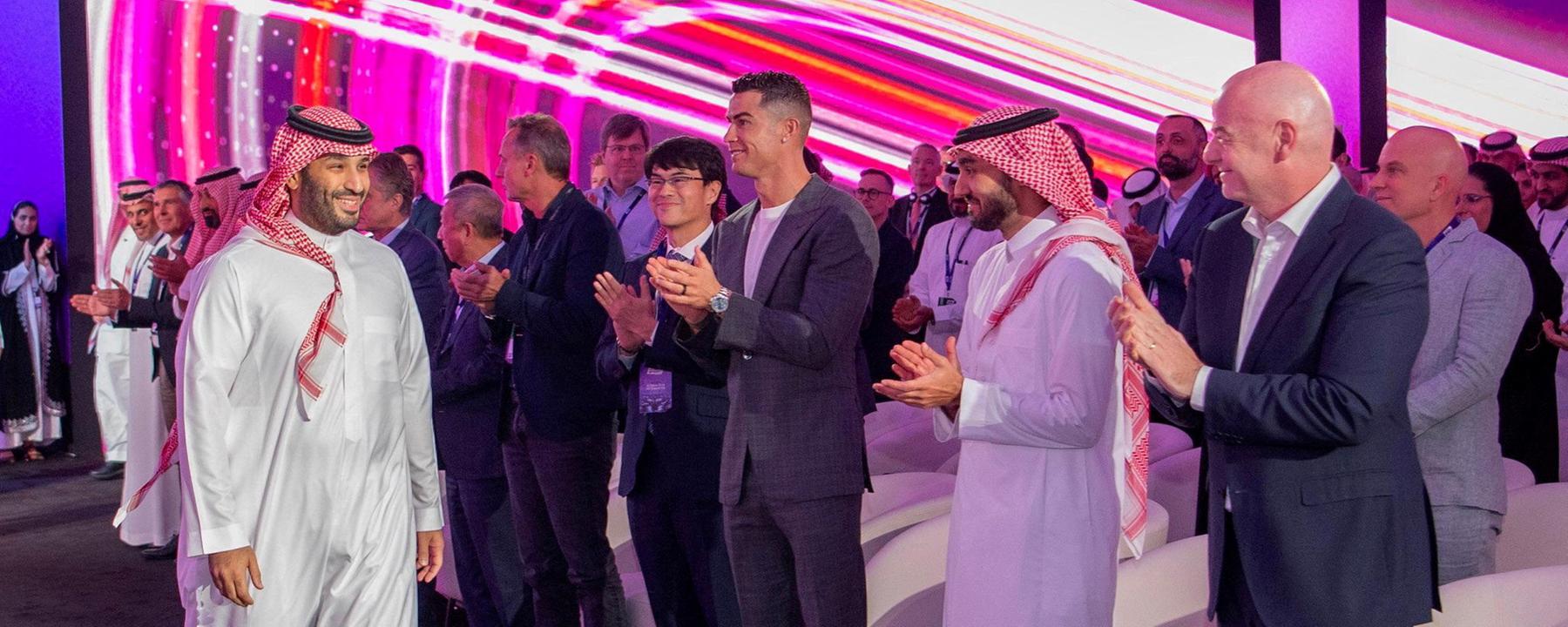 Saudi-Arabiens Kronprinz und Premierminister Mohammed bin Salman, Cristiano Ronaldo, Saudi-Arabiens Sportminister Prinz Abdul Aziz bin Turki Al-Faisal und FIFA-Präsident Gianni Infantino (von links) in Riad bei einer Pressekonferenz zur E-Sport-Weltmeisterschaft