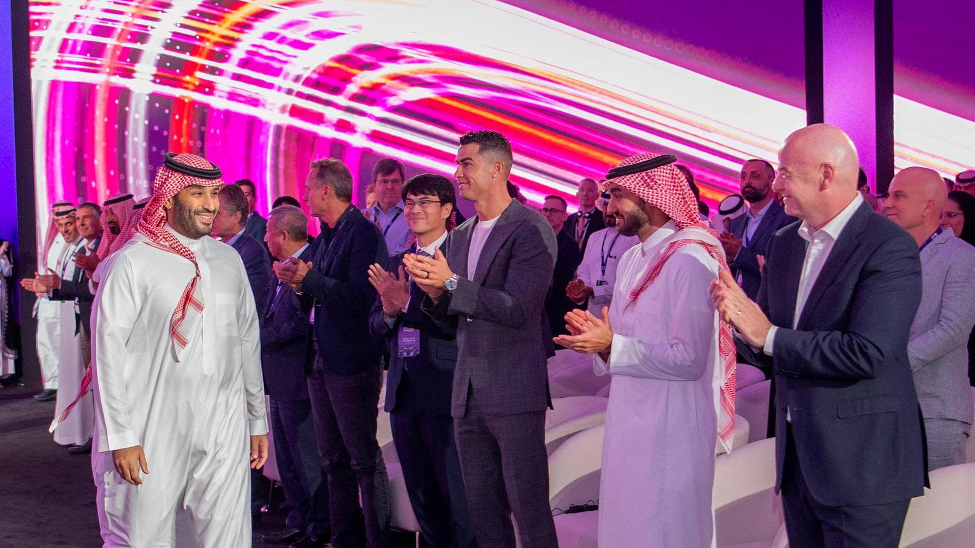 Saudi-Arabiens Kronprinz und Premierminister Mohammed bin Salman, Cristiano Ronaldo, Saudi-Arabiens Sportminister Prinz Abdul Aziz bin Turki Al-Faisal und FIFA-Präsident Gianni Infantino (von links) in Riad bei einer Pressekonferenz zur E-Sport-Weltmeisterschaft