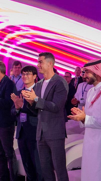 Saudi-Arabiens Kronprinz und Premierminister Mohammed bin Salman, Cristiano Ronaldo, Saudi-Arabiens Sportminister Prinz Abdul Aziz bin Turki Al-Faisal und FIFA-Präsident Gianni Infantino (von links) in Riad bei einer Pressekonferenz zur E-Sport-Weltmeisterschaft