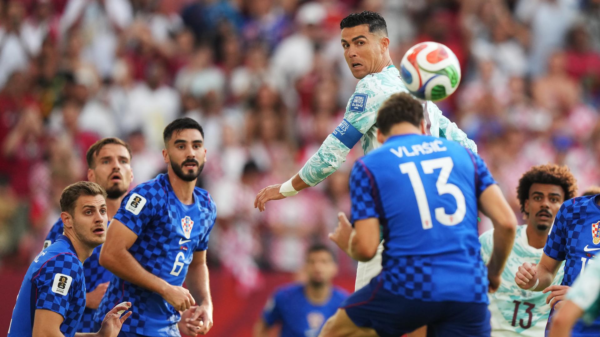 Portugals Cristiano Ronaldo bei einem Kopfball