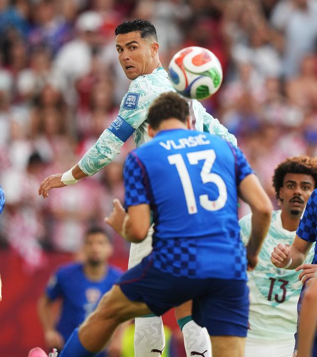 Portugals Cristiano Ronaldo bei einem Kopfball