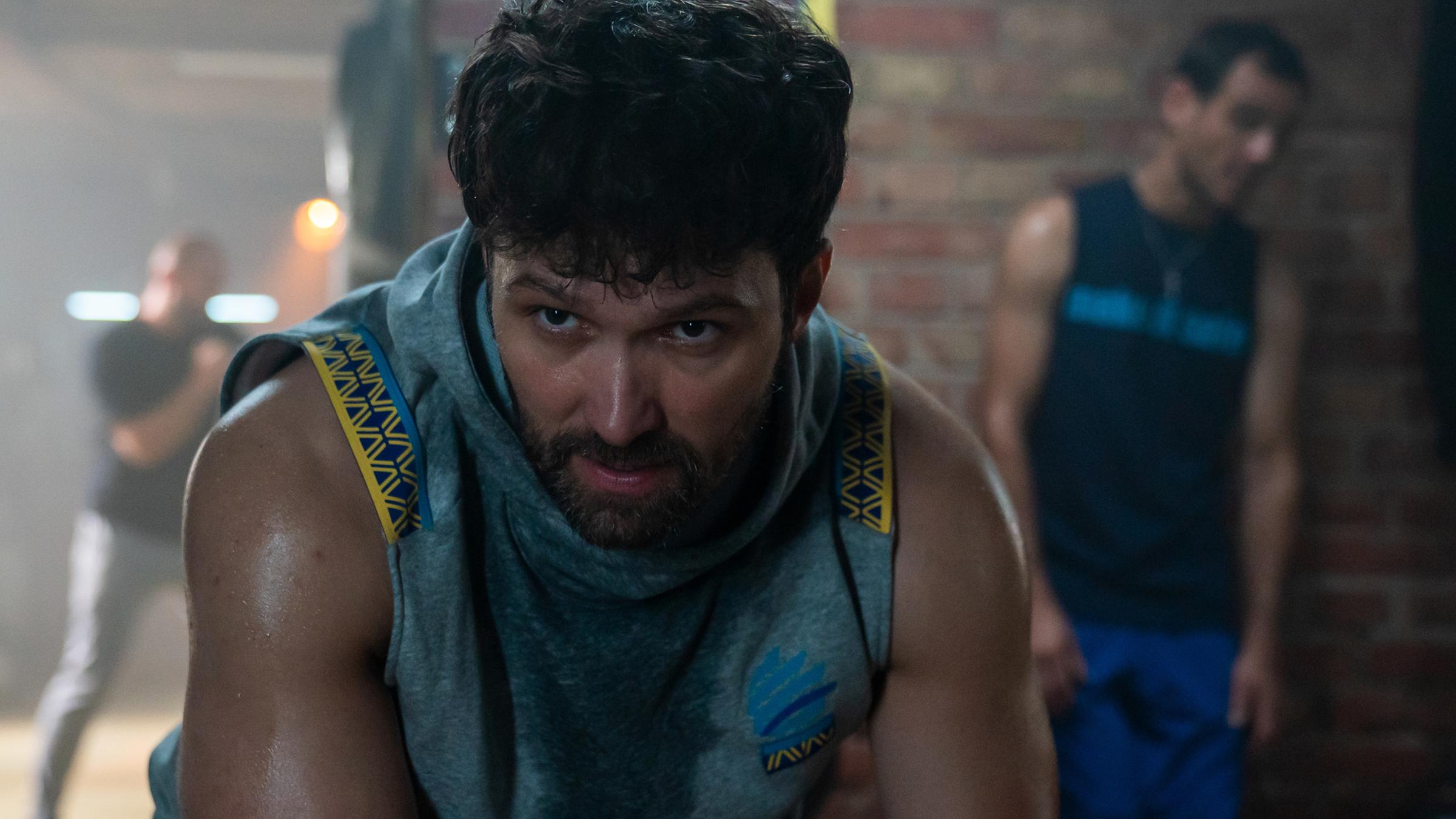 Alexander von Tal (Aleksandar Radenković) sitzt verschwitzt in einem Sportstudio und macht sich Gedanken.