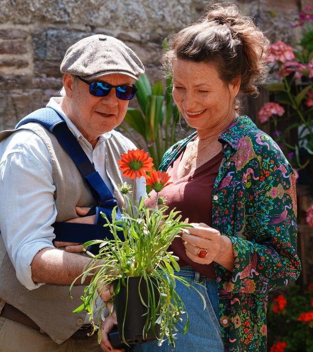 Dank dem Einsatz von Charlotte Mansfield (Sabine Vitua) kann Stephen Crayshaw (Joachim Król) die Welt wieder in all ihren Farben sehen.