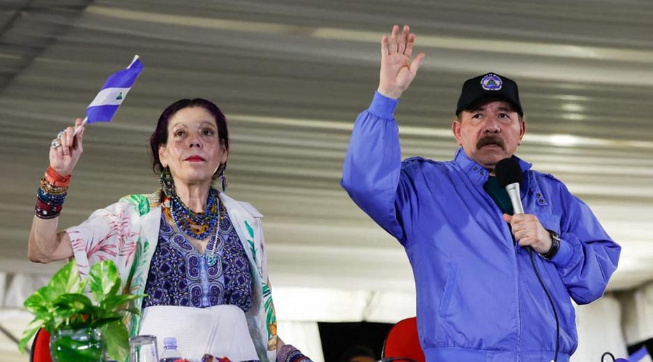 Der nicaraguanische Präsident Daniel Ortega und seine Frau und Vizepräsidentin, Rosario Murill winken am 23.09.2023.
