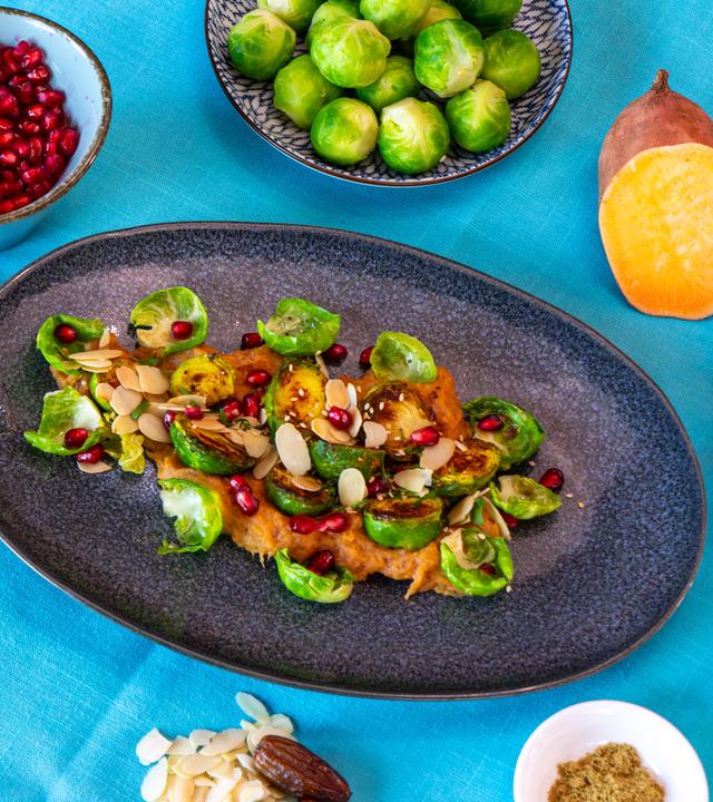 Gebratener Rosenkohl auf Süßkartoffel-Dattel-Creme