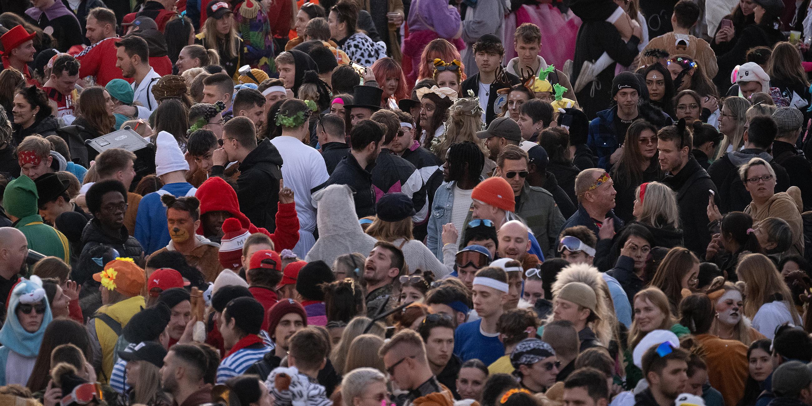 Hunderte Menschen feiern nach dem Rosenmontagsumzug auf dem Gutenbergplatz.