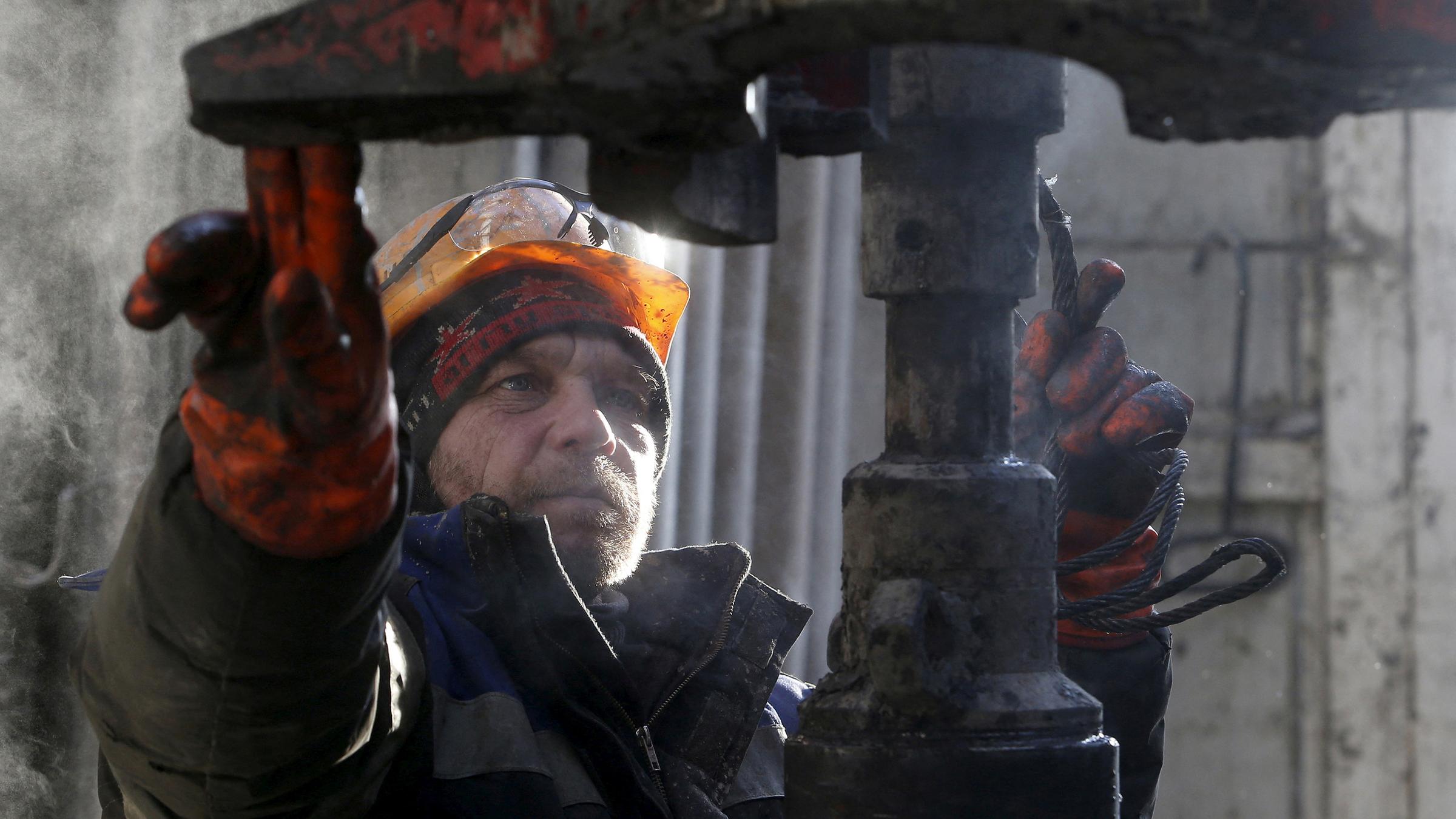 Ein Angestellter arbeitet an einer Bohranlage auf einem Rosneft-Ölfeld außerhalb der westsibirischen Stadt Nishnewartowsk (Russland), aufgenommen am 08.03.2022