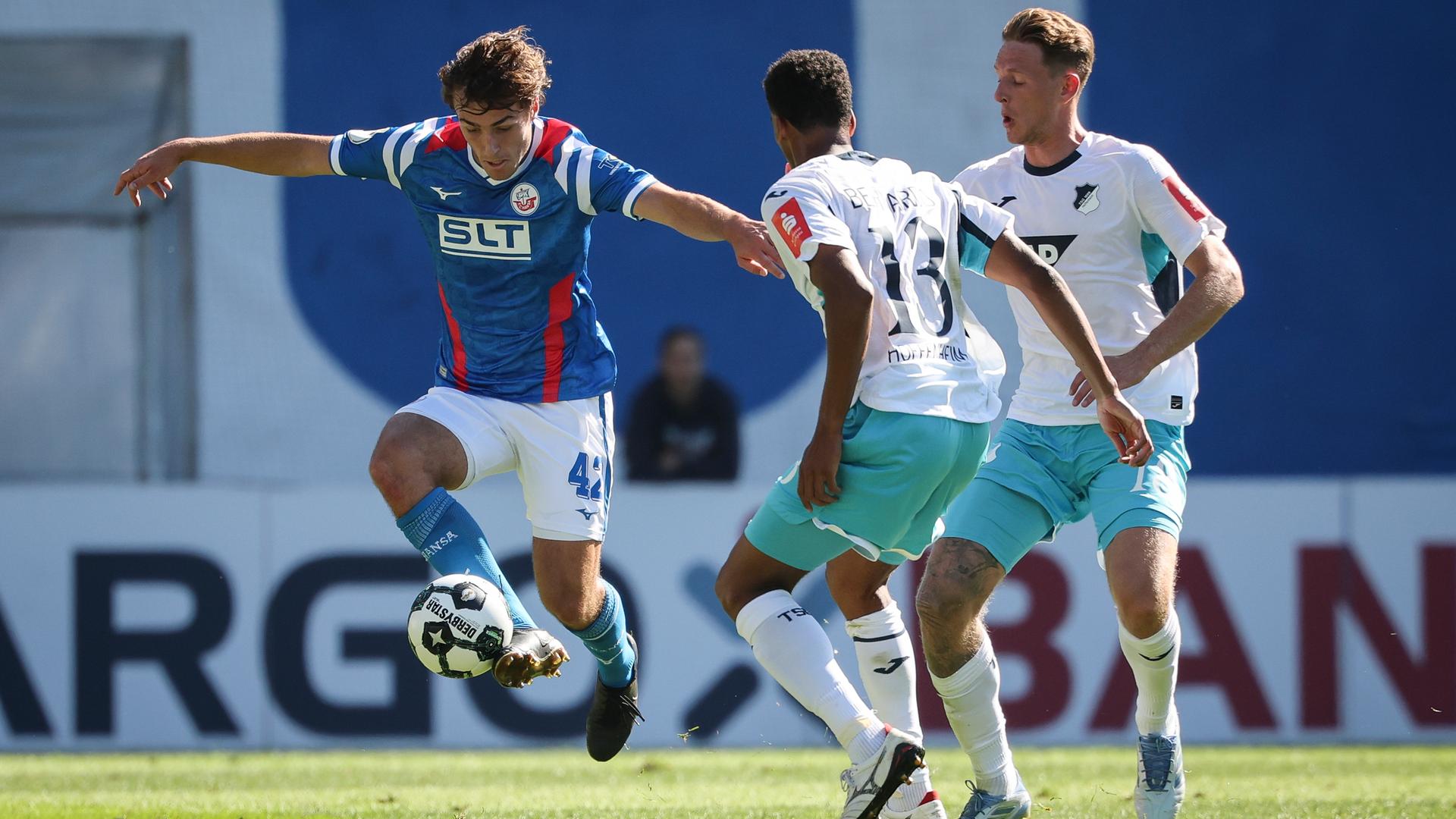 Benno Dietze Hansa Rostock, links) und Bernardo (1899 Hoffenheim) im Kampf um den Ball.