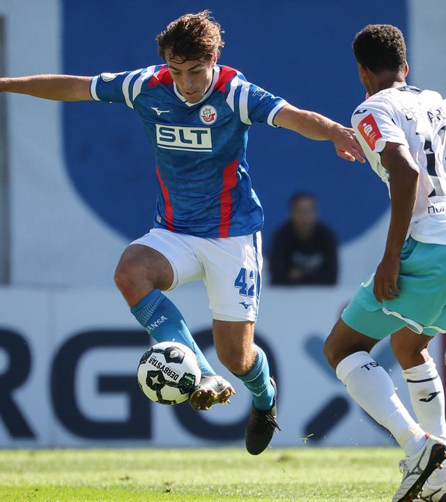 Benno Dietze Hansa Rostock, links) und Bernardo (1899 Hoffenheim) im Kampf um den Ball.