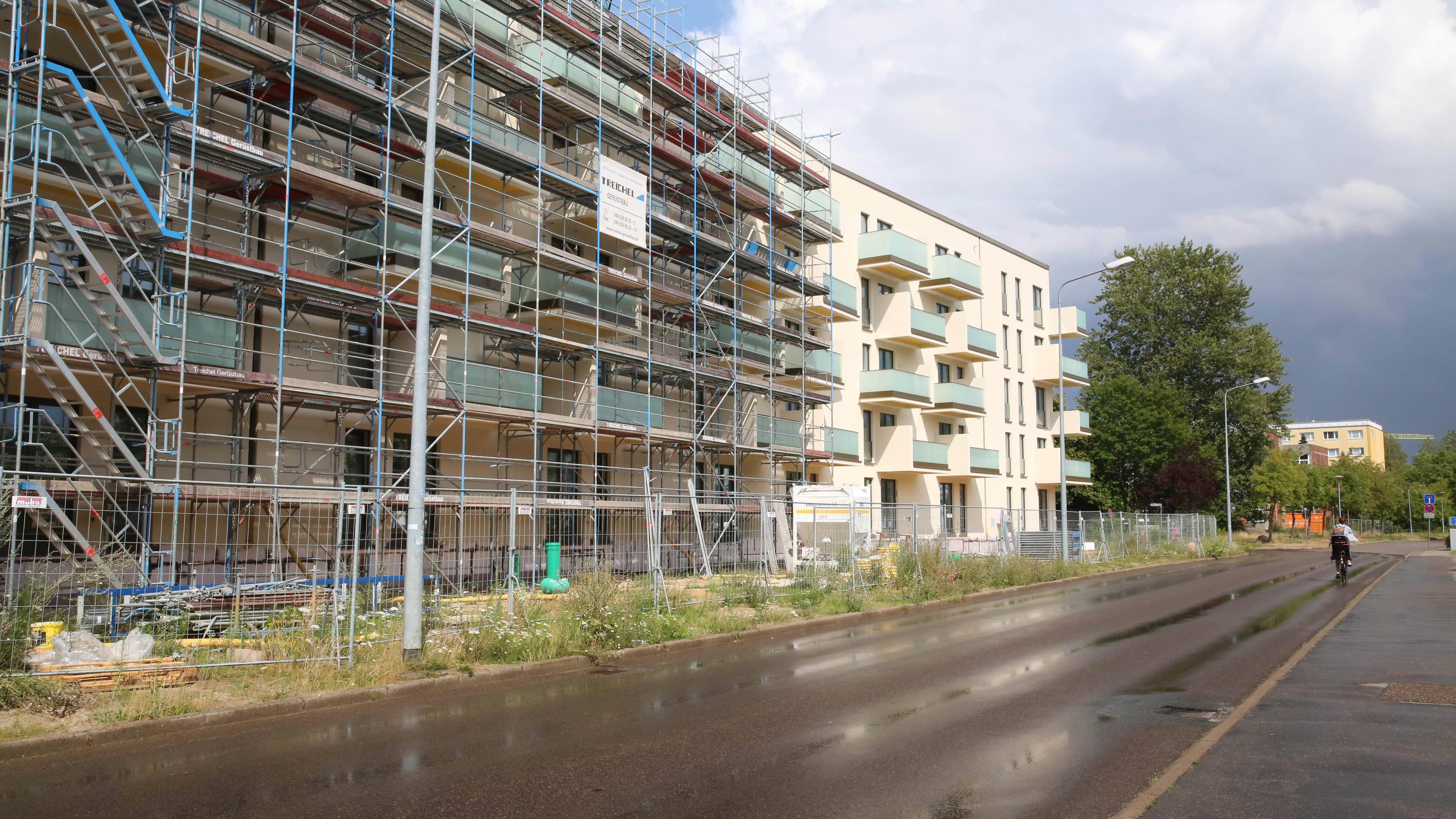 Blick am Donnerstag 13.07.2023 im Stadtteil Lichtenhagen der Hanse- und Universitätsstadt Rostock auf eine Baustelle der örtlichen Wiro Wohnen in Rostock.
