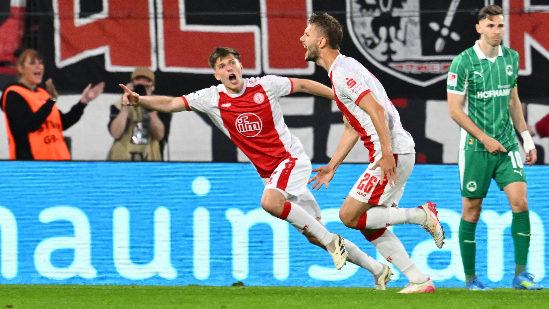 Torben Müsel jubelt nach Freistoßtor