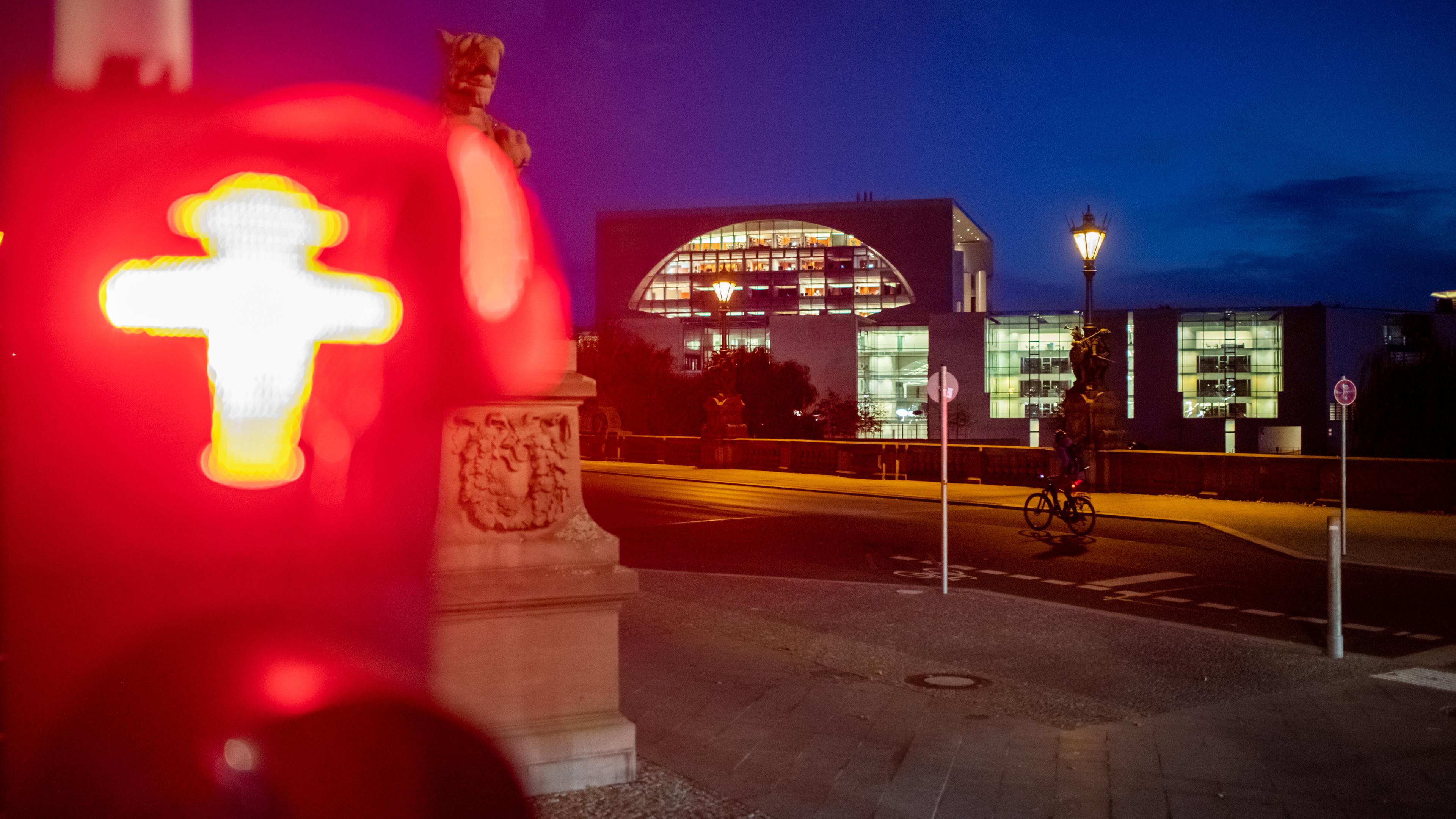 Rote Ampel vor Bundeskanzleramt