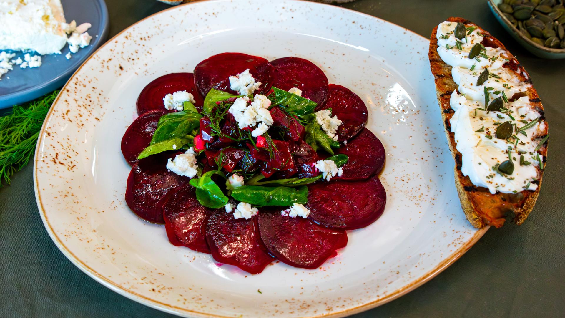 Rote-Bete-Salat mit Feta und Crostini