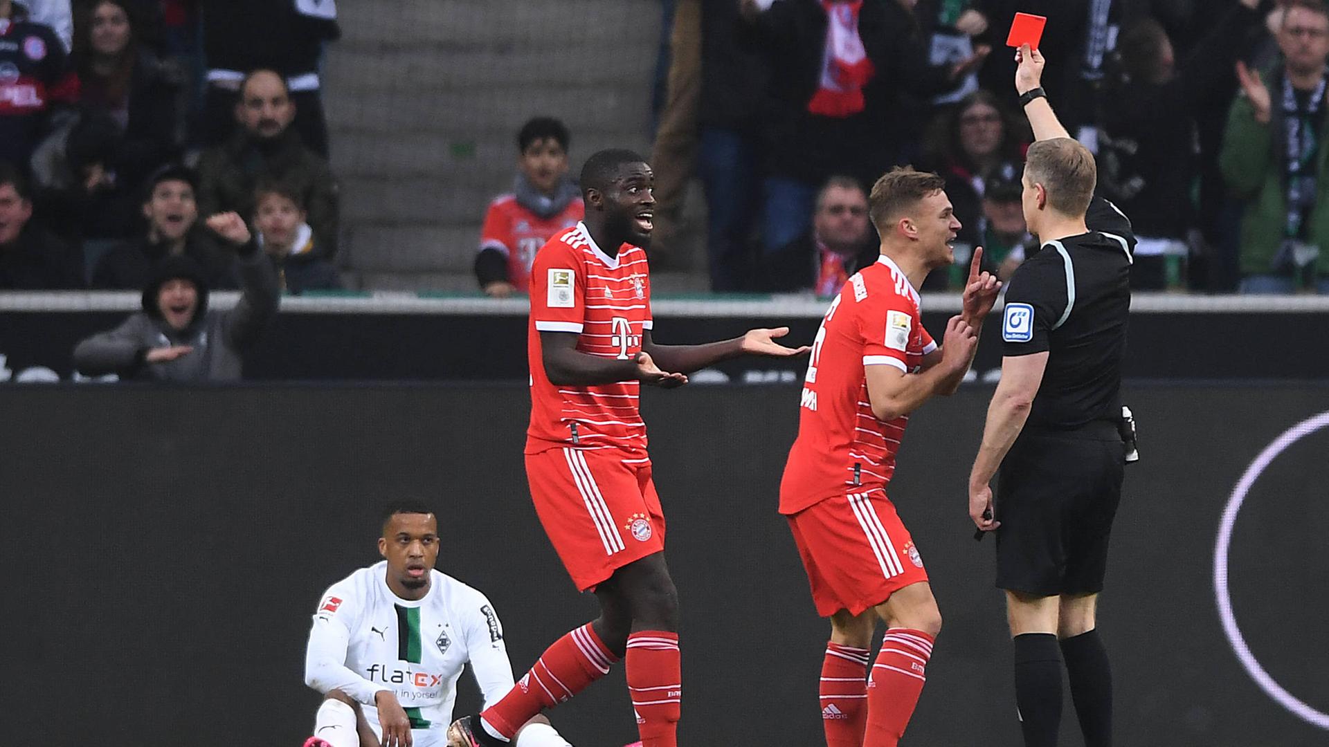 Fußball 1. Bundesliga 21. Spieltag Borussia Mönchengladbach - FC Bayern München am 18.02.2023 im Borussia-Park in Mönchengladbach, Rote Karte für Dayot Upamecano ( München ) durch Schiedsrichter Tobias Welz