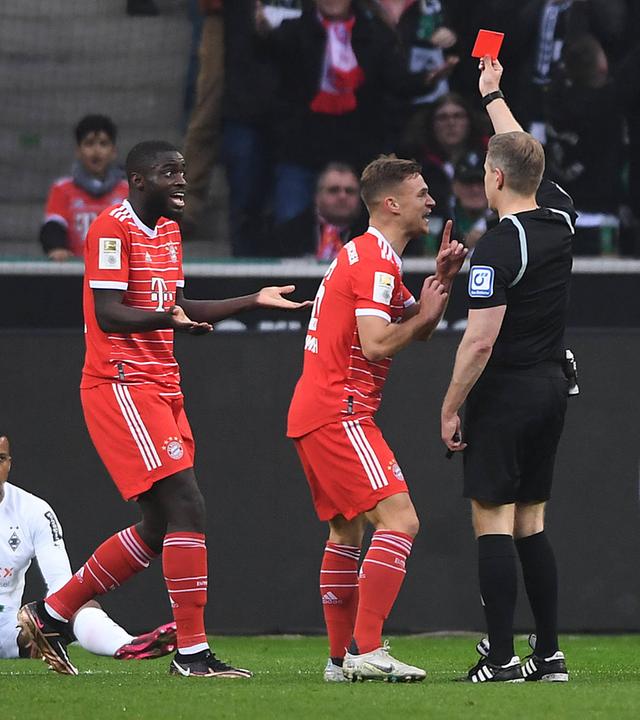 Fußball 1. Bundesliga 21. Spieltag Borussia Mönchengladbach - FC Bayern München am 18.02.2023 im Borussia-Park in Mönchengladbach, Rote Karte für Dayot Upamecano ( München ) durch Schiedsrichter Tobias Welz