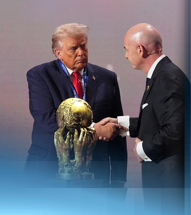 Splitscreen: links ein Bild von Donald Trump und Gianni Infantino hinter dem WM-Pokal. Rechts ein Bild von dem Faul des USA-Nationalspielers.