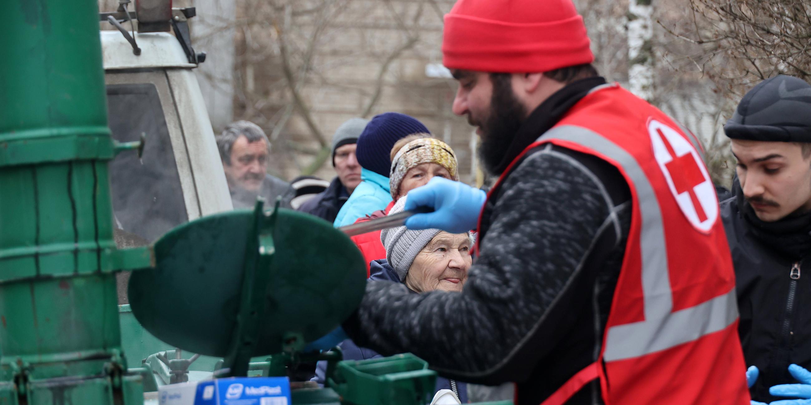 Freiwillige der ukrainischen Rotkreuzgesellschaft versorgen Vertriebene mit Nahrungsmitteln in der Nordostukraine.