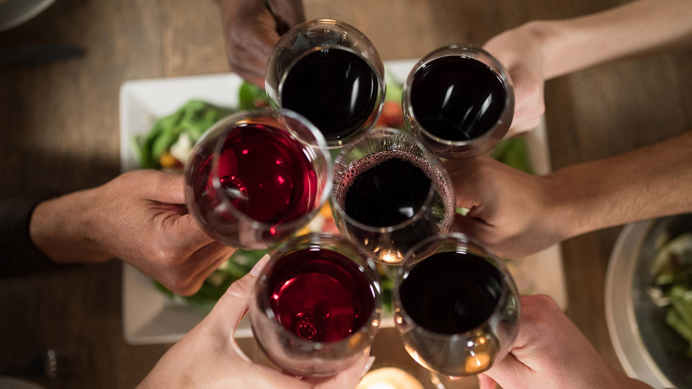 Freunde stossen mit Rotwein an