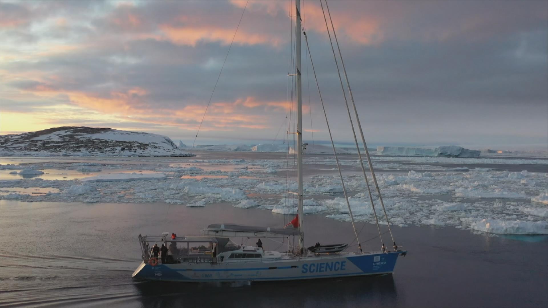 Ein Segelschiff in der Antarktis vor rosa Wolken