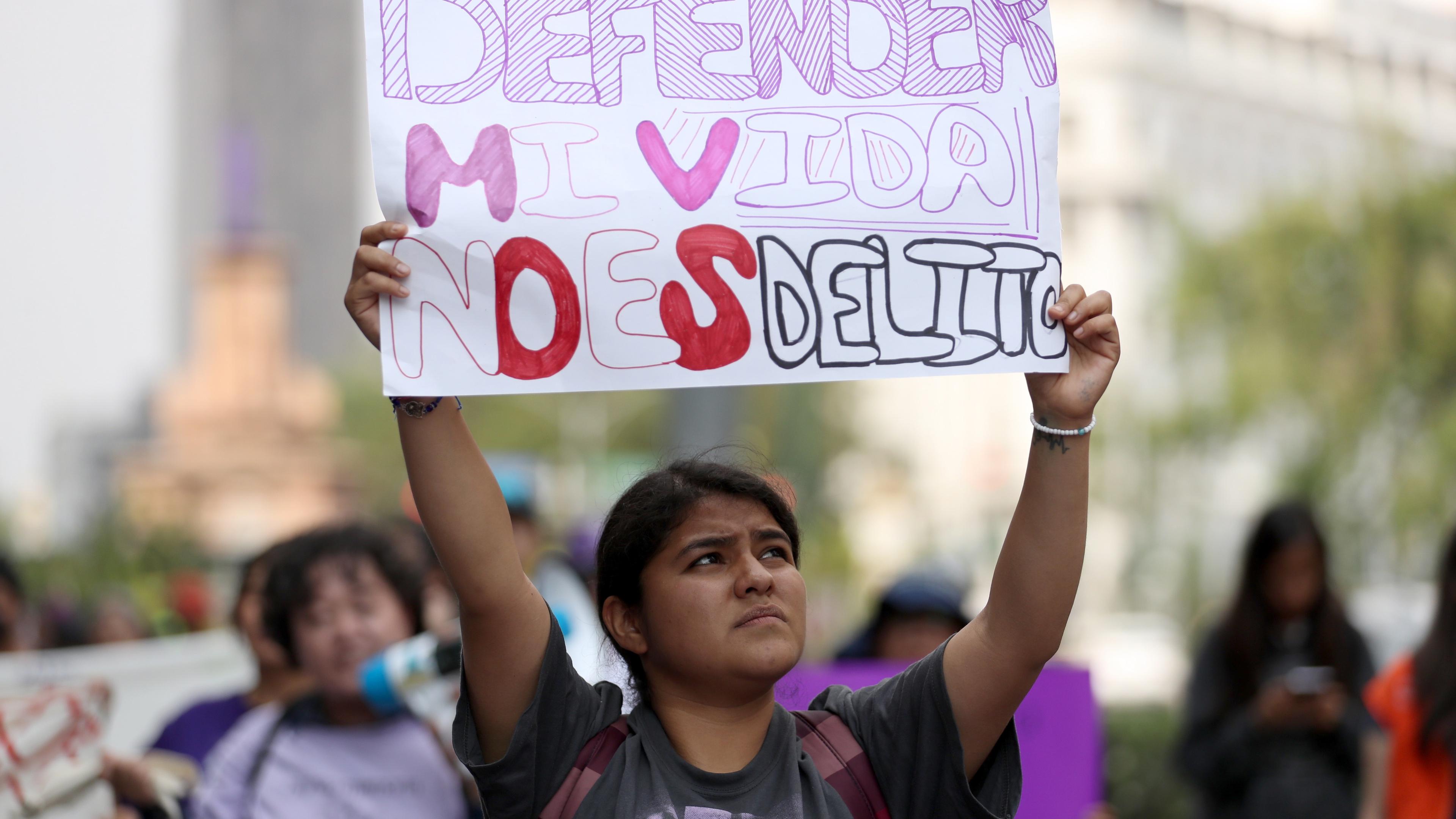 Roxana Ruiz, deren Urteil wegen Mordes an ihrem Vergewaltiger kürzlich aufgehoben wurde, protestiert für die Rechte von Frauen in Mexiko