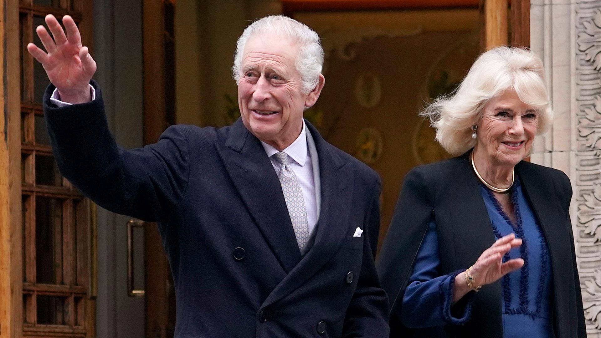 ARCHIV - 29.01.2024, Großbritannien, London: König Charles III. und Königin Camilla verlassen die Londoner Klinik, nachdem König Charles III. wegen einer vergrößerten Prostata behandelt wurde. 